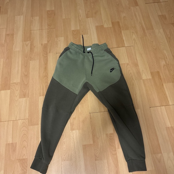 Green Nike tech sweatpants - Picture 1 of 3